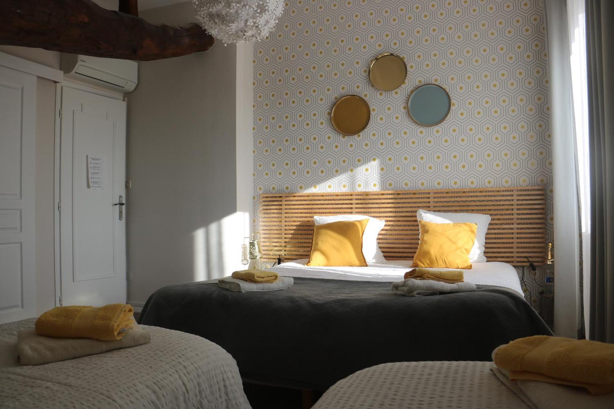 Hotel "Les Peyres" Lamothe-Landerron Esterno foto