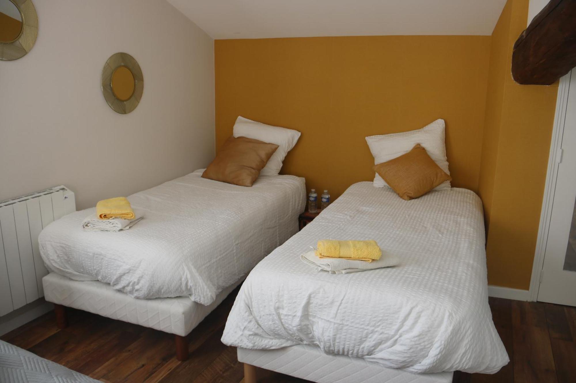 Hotel "Les Peyres" Lamothe-Landerron Esterno foto