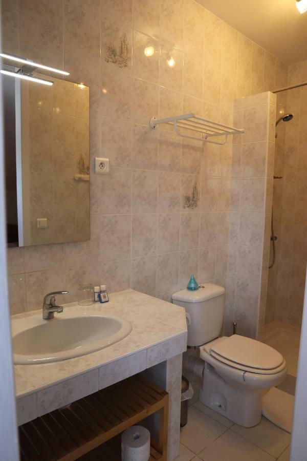 Hotel "Les Peyres" Lamothe-Landerron Esterno foto