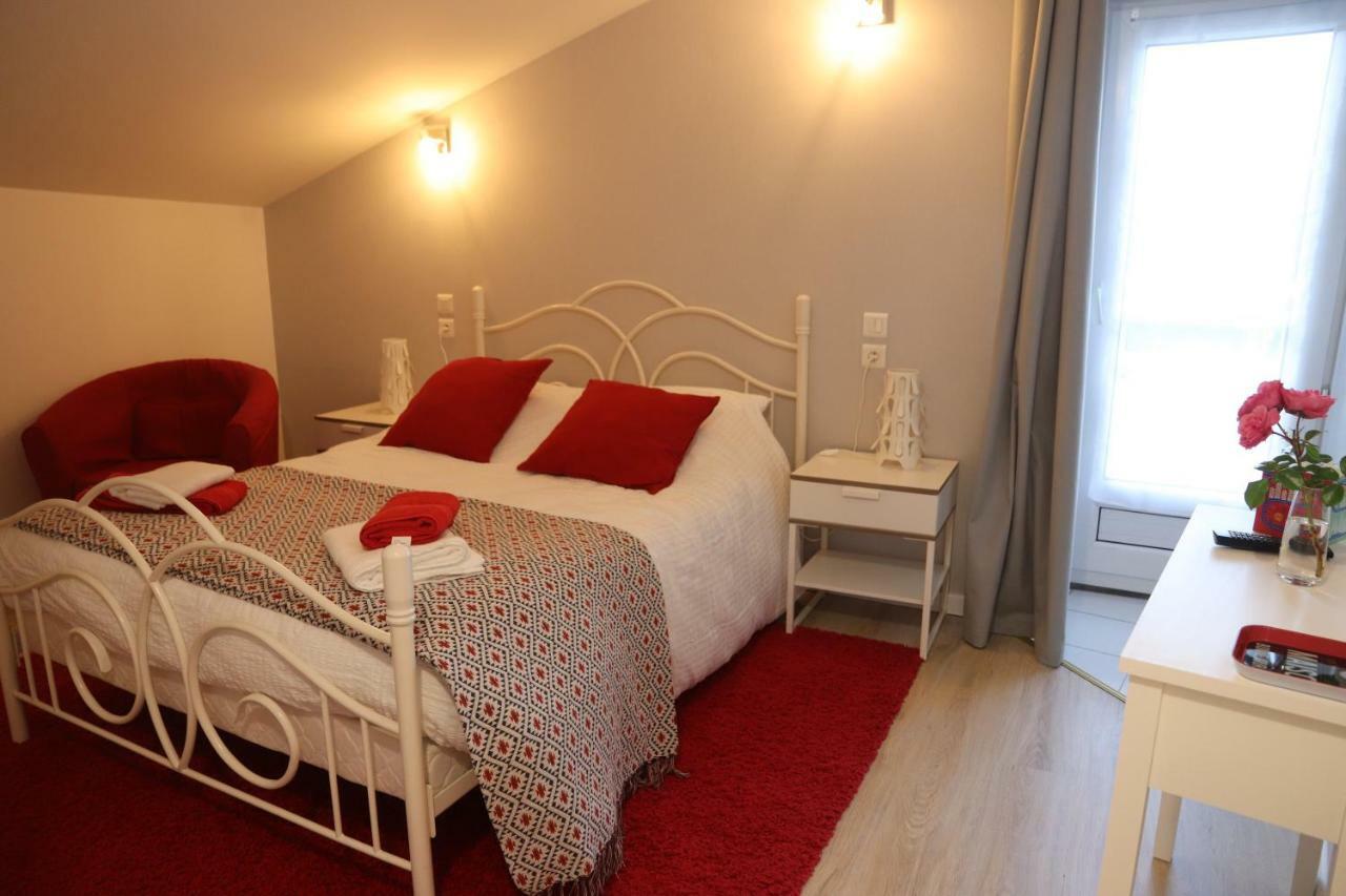 Hotel "Les Peyres" Lamothe-Landerron Esterno foto